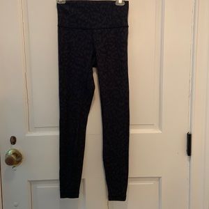 Lululemon women size 6 black cheetah print leggings